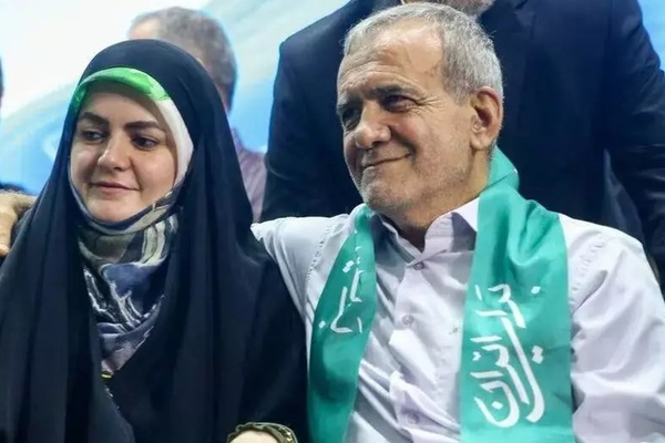 "السيدة الأولى".. ثقافة غائبة في إيران وخلاف حول صاحبة الحق باللقب