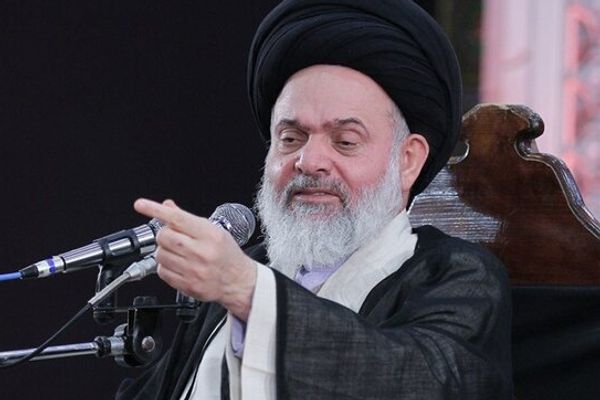 رجل دين إيراني: على الناس أن يوجهوا أصابع الاتهام للعدو لأنه السبب في المشاكل الاقتصادية