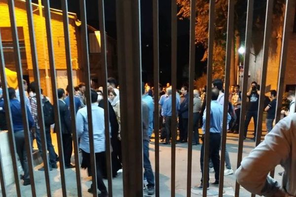 انتفاضة إيران: إضراب متواصل.. وانتهاكات حقوقية.. وطلاب محاصرون داخل أسوار الجامعة
