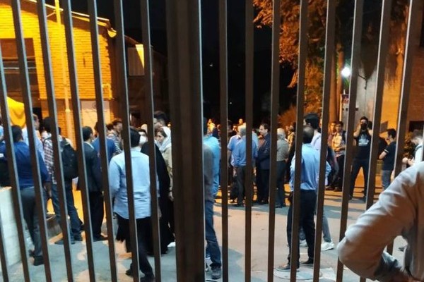 انتفاضة إيران: إضراب متواصل.. وانتهاكات حقوقية.. وطلاب محاصرون داخل أسوار الجامعة