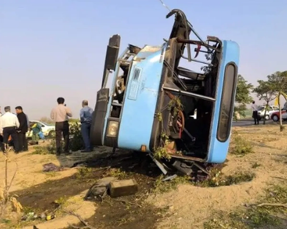 گزارش مجلس از واژگونی اتوبوس دانشآموزان در کرمان: دانشآموزان را با تهدید سوار کرده بودند