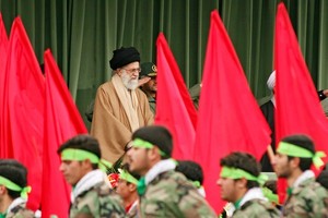 پیروزی خیالی جمهوری اسلامی در جنگ ۱۲ روزه؛ ماشین پروپاگاندا و سرنوشت دیکتاتوریها