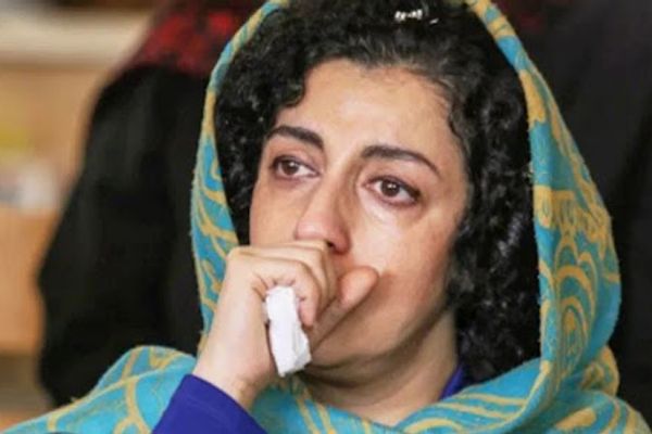 أسبوعان من الغموض بحالة احتجاز نرجس محمدي الناشطة الإيرانية في الحبس الانفرادي