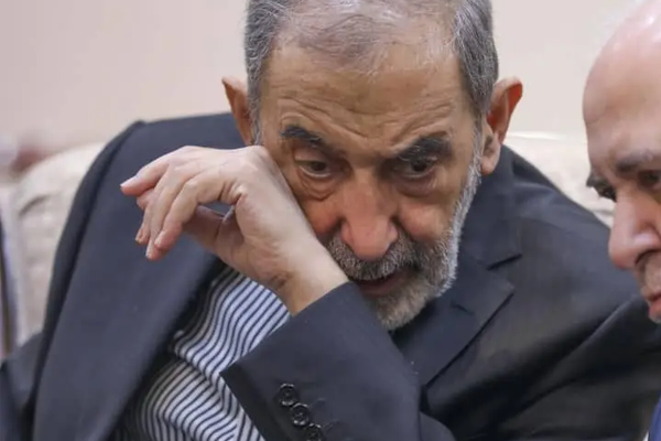 مستشار خامنئي: وجود حزب الله أهم من "الخبز" بالنسبة للبنان