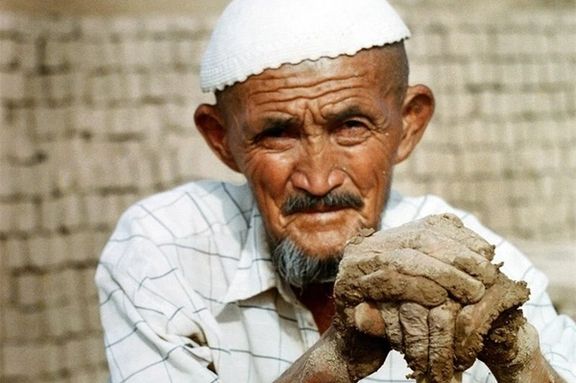 عکسی از یک کارگر افغانستانی در ایران