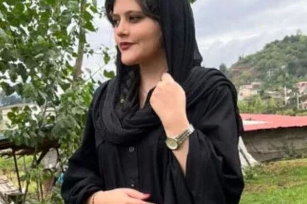 غضب عارم يجتاح "تويتر" بعد تعرض شابة لتعذيب الشرطة الإيرانية ونقلها إلى العناية المركزة