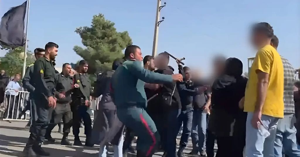 الشرطة الإيرانية تعتدي على أقارب معتقلي الذكرى السنوية الأولى لمقتل مهسا أميني