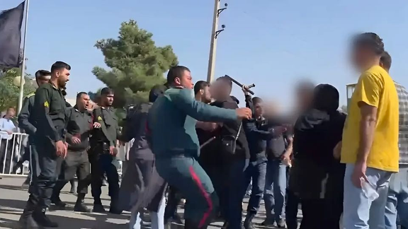 الشرطة الإيرانية تعتدي على أقارب معتقلي الذكرى السنوية الأولى لمقتل مهسا أميني
