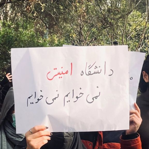 یکتا میرزایی و ریحانه ابراهیموندی برای یک سال از تحصیل محروم شدند