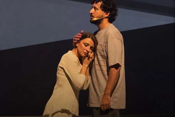 Prosecutors target Tehran play over scene between male and female actors