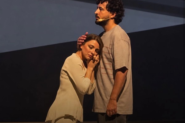 Prosecutors target Tehran play over scene between male and female actors