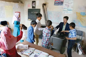 شهروندان در ایران: جمهوری اسلامی سواد و مدرسه را از مردم گرفته است