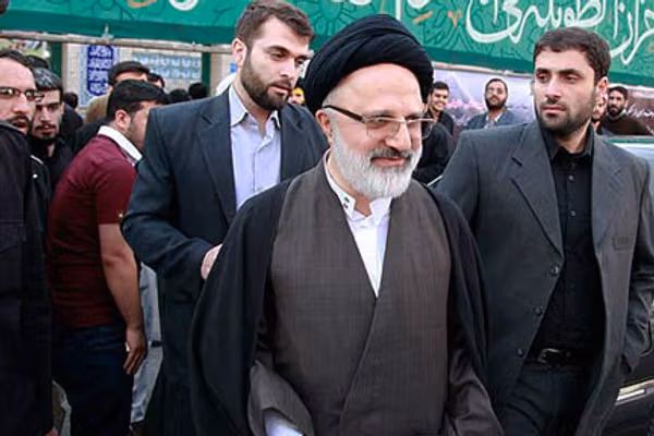 قائممقام دفتر خامنهای و چند مقام دیگر برای خروج از ایران با روسیه وارد مذاکره شدند