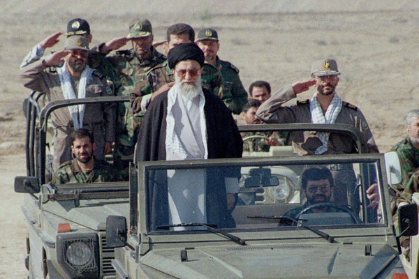 خامنئي.. حكم إيران بعقلية عسكرية وأمنية