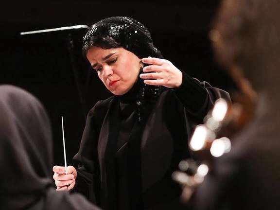 Paniz Faryousefi, conducting at Vahdat Hall in Tehran, November 13, 2025