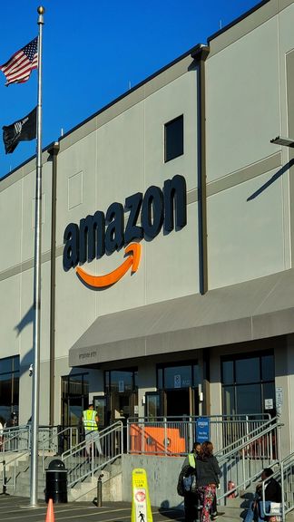 آمازون به استخدامیهای جدیدی که واکسن کرونا زده باشند ۱۰۰ دلار بیشتر میدهد