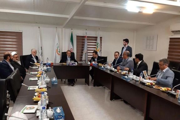 تیرماه ۱۳۹۸-دیدار علی لاریجانی با برخی از مدیران بانک پاسارگاد. سجاد مخبر اولین نفر نشسته در سمت راست لاریجانی.