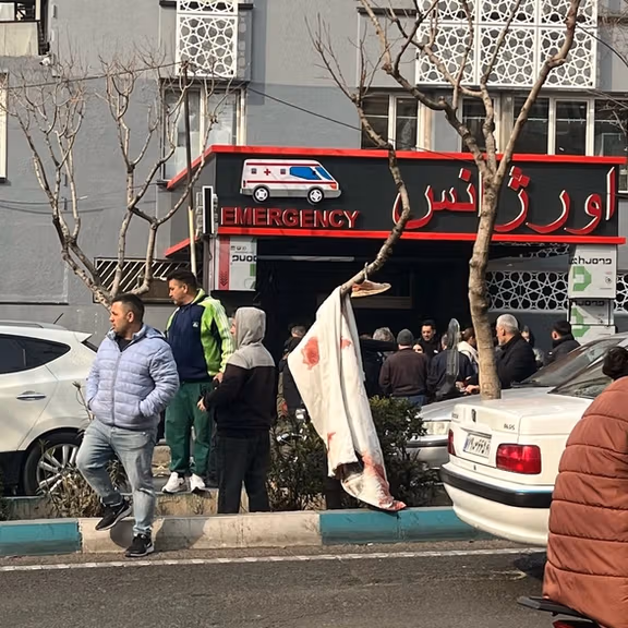 لباسهای خونین مجروحان روبروی بیمارستان