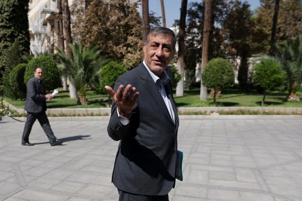 مساعد الرئيس الإيراني: زيادة أسعار البنزين تهدف إلى كبح التضخم