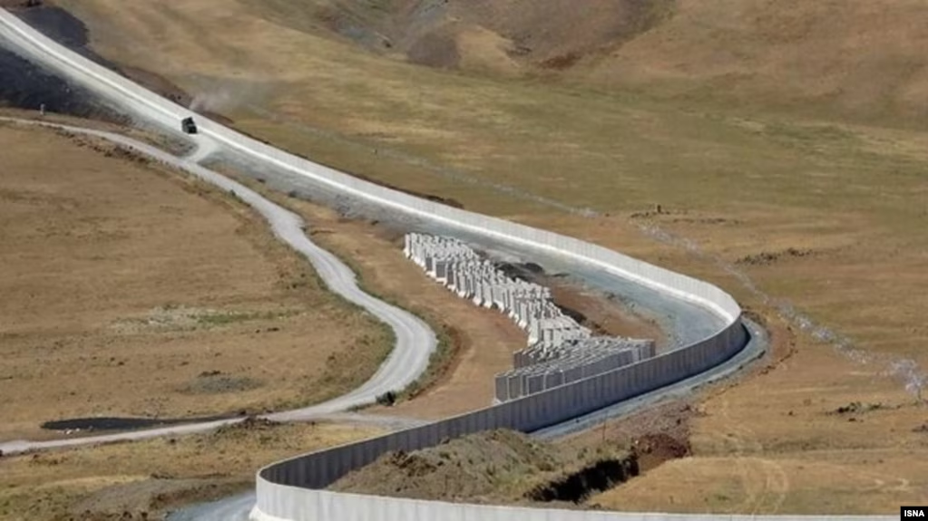 الجيش الإيراني يعلن تطوير وتحصين الجدار الحدودي مع أفغانستان