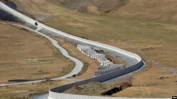 الجيش الإيراني يعلن تطوير وتحصين الجدار الحدودي مع أفغانستان