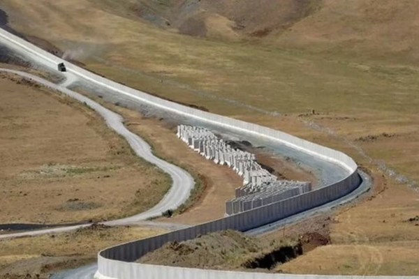 الجيش الإيراني يعلن تطوير وتحصين الجدار الحدودي مع أفغانستان