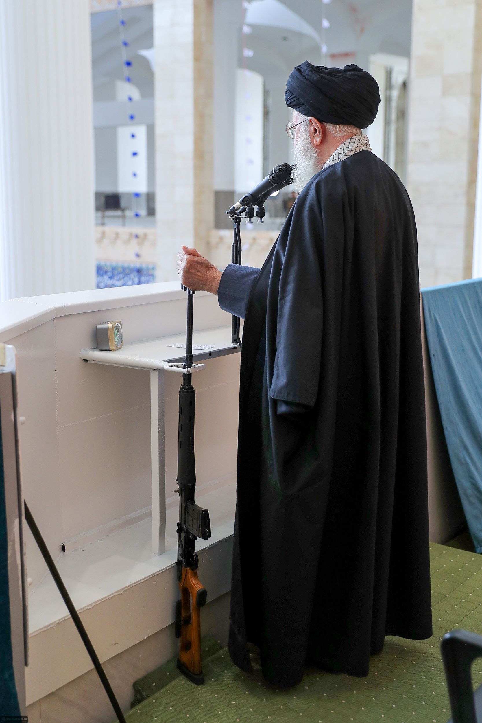 كيف أعاد المرشد الإيراني هيكلة "منظومة صلاة الجمعة" تدريجيا لتعزيز سلطته؟