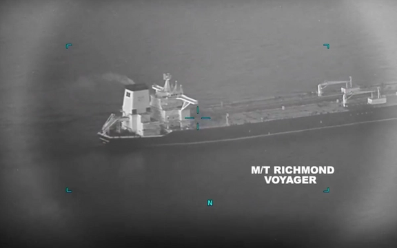 نیروی دریایی آمریکا از تلاش جمهوری اسلامی برای توقیف دو نفتکش در دریای عمان جلوگیری کرد