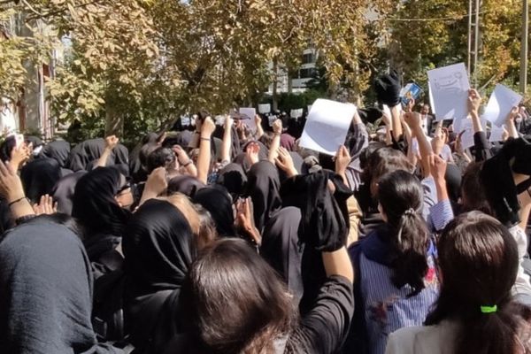 انتفاضة الإيرانيين في شهرها الثاني .. اشتعال احتجاجات المواطنين وإضراب الطلاب
