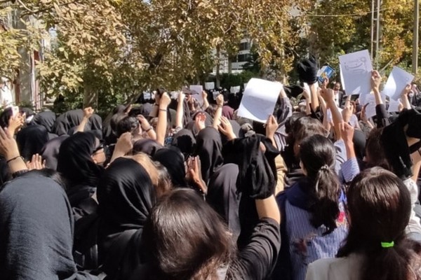 انتفاضة الإيرانيين في شهرها الثاني .. اشتعال احتجاجات المواطنين وإضراب الطلاب
