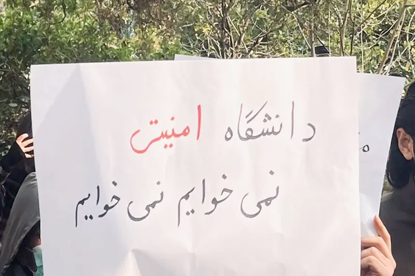 منذ ثورة 1979.. حرمان الطلاب من التعليم سياسة لا تنتهي في إيران