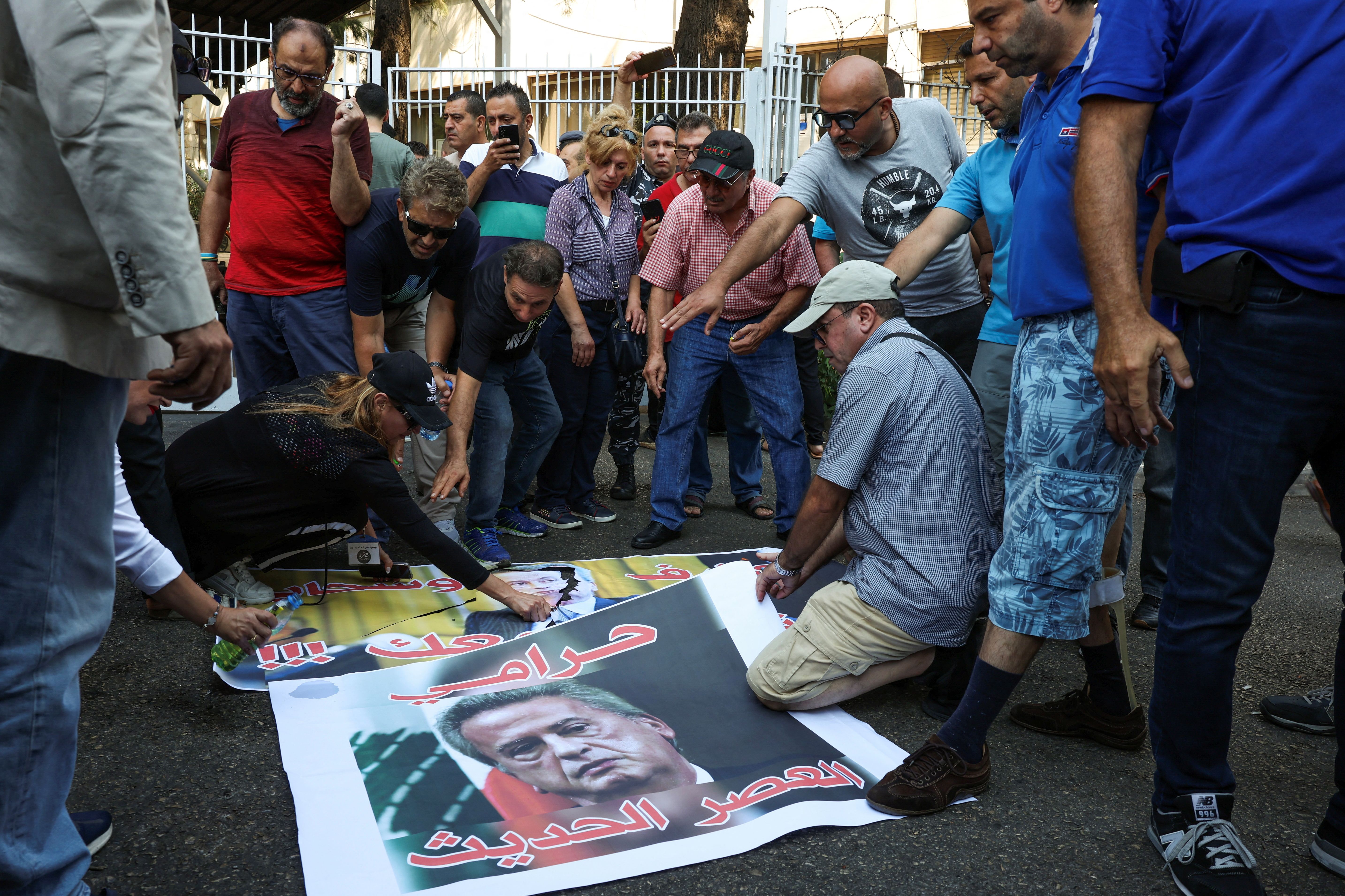 تجمع در بیروت در سال ۱۳۹۹ و آتش زدن عکس ریاض سلامه، رییس بانک مرکزی لبنان