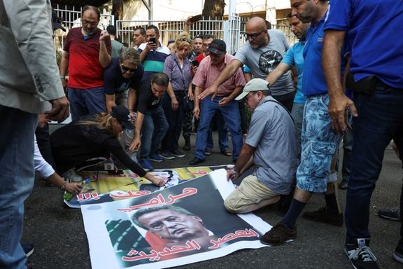 تجمع در بیروت در سال ۱۳۹۹ و آتش زدن عکس ریاض سلامه، رییس بانک مرکزی لبنان