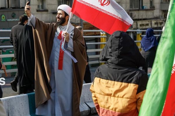 رسانه وابسته به حوزه علمیه: شاید مشکلات معیشتی آخوندها را مجبور کند به شغل دیگری بپردازند