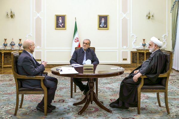 عام آخر ينتهي مع تآكل مؤسسات الحكم في إيران