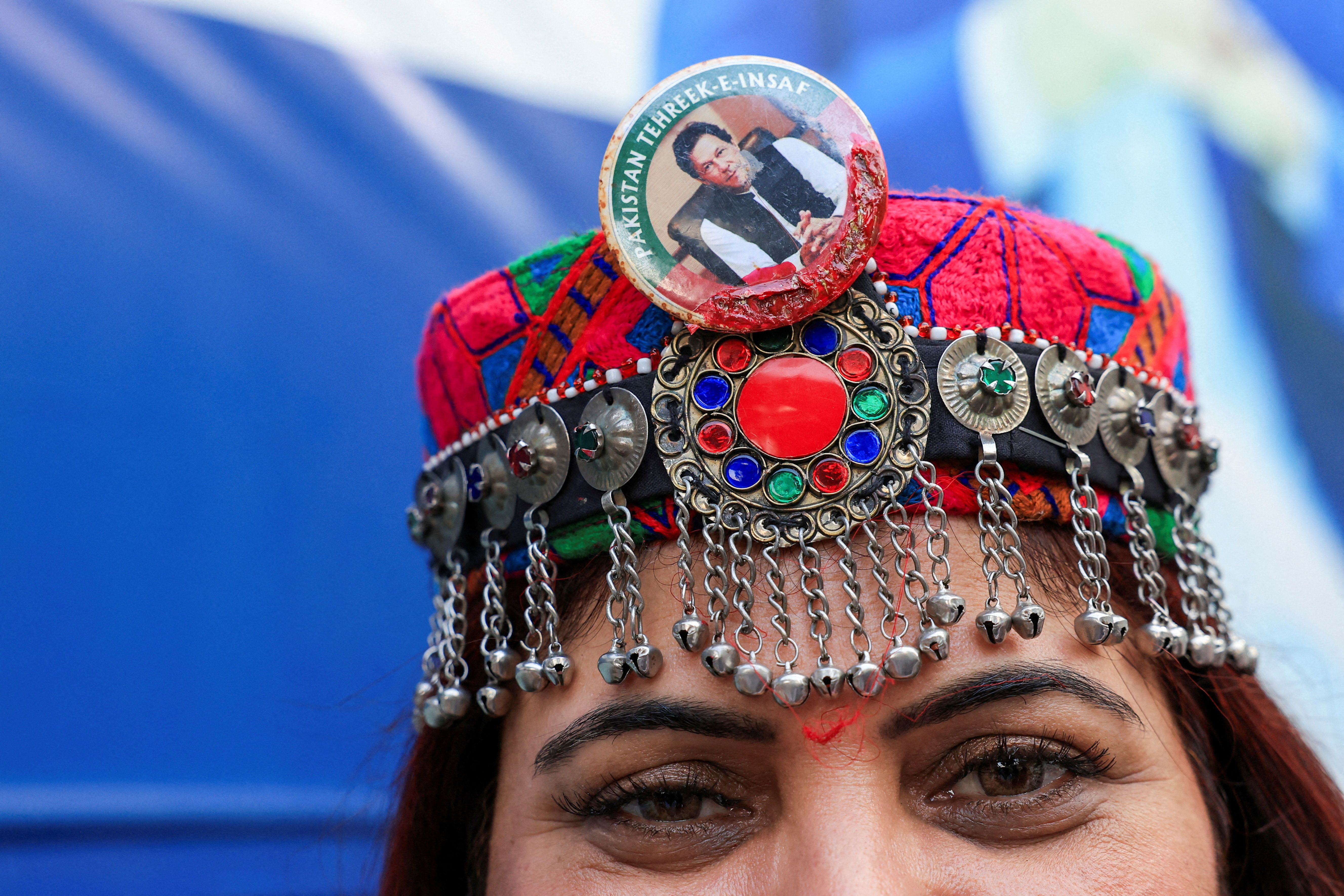 خوشحالی یکی از طرفداران عمران خان پس از تصمیم دادگاه عالی پاکستان برای اختصاص ۲۰ کرسی دیگر به نامزدهای حامی حزب تحریک انصاف، کراچی، ۲۲ تیر