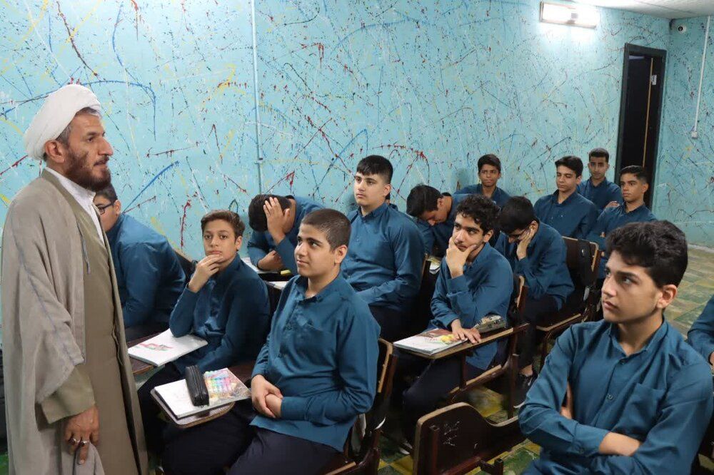 وسط تدهور الجودة وغياب الرقابة..المدارس غير الحكومية تفرض رسومًا فلكية على الطلاب في إيران