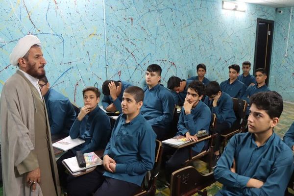 وسط تدهور الجودة وغياب الرقابة..المدارس غير الحكومية تفرض رسومًا فلكية على الطلاب في إيران