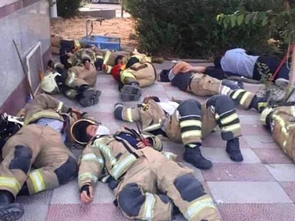 آتشنشانان خسته بعد از تلاش برای اطفای حریق در پالایشگاه تهران