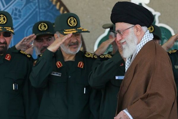 "بيت المرشد" يستجوب 3 أشخاص بتهمة تسريب تفاصيل اجتماع خامنئي وقادة الحرس الثوري الإيراني