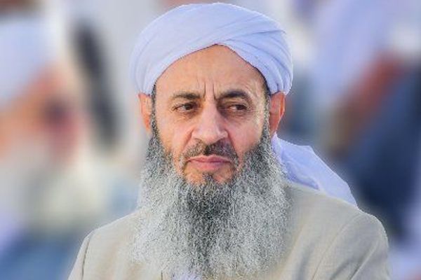 خطيب أهل السنة في إيران يجدد دعوته بمحاسبة المتورطين في "مجزرة زاهدان الدموية"