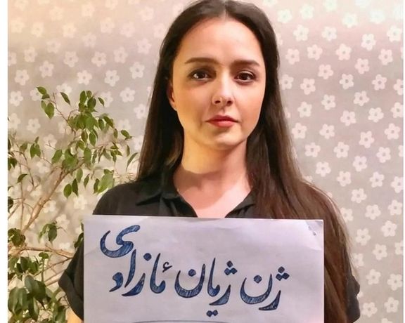Popular actress Taraneh Alidousti unveiled with a sign "Woman, Life, Freedom"