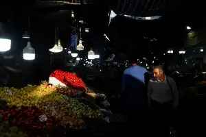 شهروندان خطاب به معاون پزشکیان: نمیشود حقوقها ریالی باشد و هزینهها دلاری
