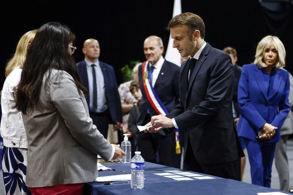 امانوئل مکرون، رییسجمهوری فرانسه در حال شرکت در دوم انتخابات پارلمانی این کشور، ۱۷ تیر