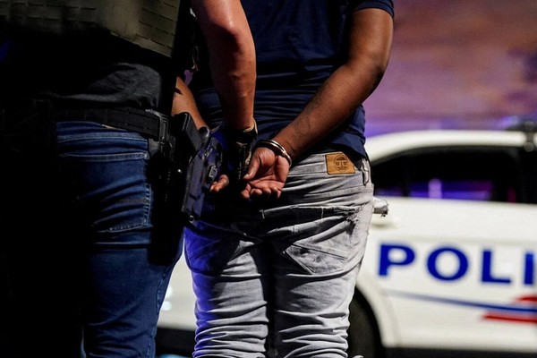 الشرطة البريطانية تعتقل شخصين بتهمة مساعدة الأجهزة الأمنية التابعة لإيران