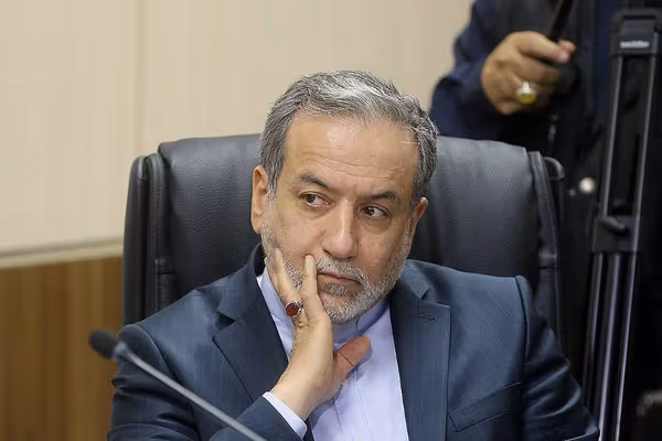 عباس عراقچی: بریتانیا از هرگونه همکاری با آمریکا و اسرائیل خودداری کند