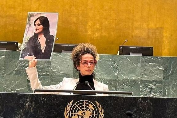 Iranian activist Masih Alinejad holding a photo of Mahsa Amini on May 2, 2023