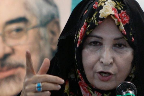 زوجة موسوي تطالب النظام الإيراني بسماع صوت الثورة.. ومطهري يحذر من استمرار تقييد الإنترنت