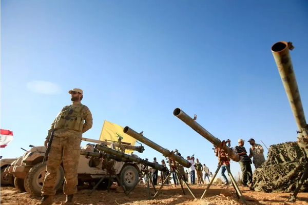 صحيفة بريطانية: حزب الله يستخدم مطار بيروت مخزنًا للأسلحة والصواريخ الباليستية الإيرانية