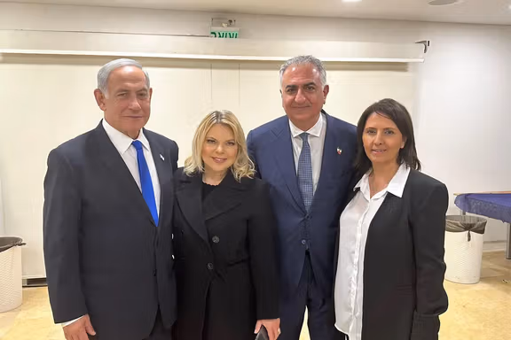 Israeli Prime Minister Benjamin Netanyahu (left), his wife Sarah (2nd left), Iran’s exiled prince Reza Pahlavi (3rd left), and Israeli Intelligence Minister Gila Gamliel